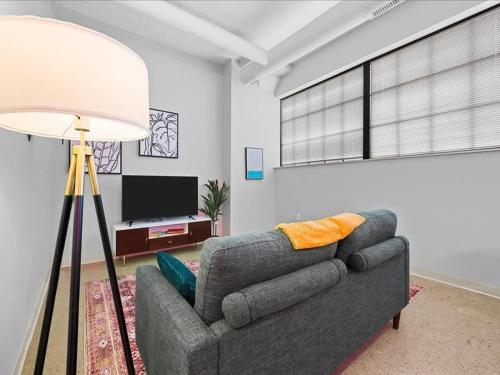 CozySuites Historic 1BR, Downtown Pittsburgh in Pittsburgh, USA