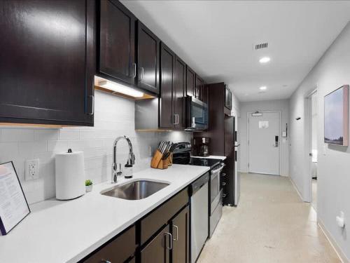 CozySuites Historic 1BR, Downtown Pittsburgh in Pittsburgh, USA