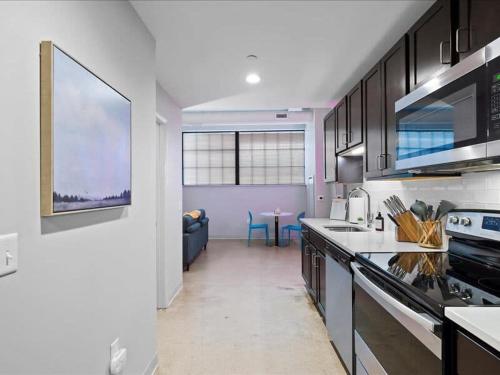 CozySuites Historic 1BR, Downtown Pittsburgh in Pittsburgh, USA