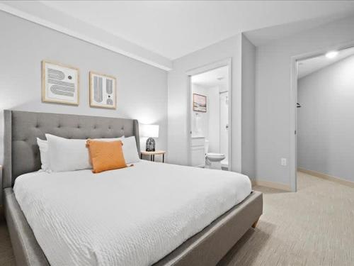 CozySuites Trendy 2BR, Downtown Pittsburgh in Pittsburgh, USA