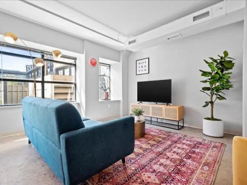 CozySuites Trendy 2BR, Downtown Pittsburgh in Pittsburgh, USA
