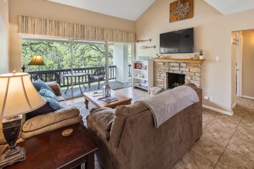 Canyon Lake Spacious w Balcony Pool & Comfy Beds in Canyon Lake, USA