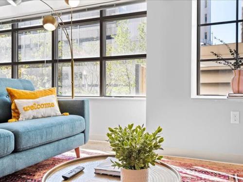 CozySuites Trendy 2BR, Downtown Pittsburgh in Pittsburgh, USA