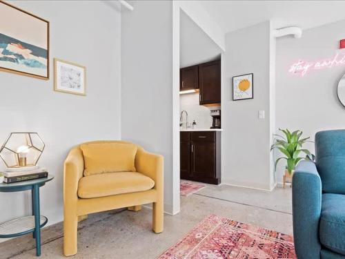CozySuites Trendy 2BR, Downtown Pittsburgh in Pittsburgh, USA