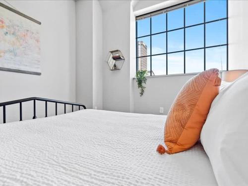 CozySuites Trendy 1BR, Downtown Pittsburgh in Pittsburgh, USA
