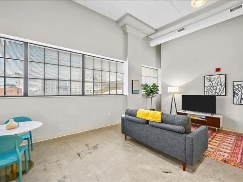 CozySuites Stunning 1BR, Downtown Pittsburgh in Pittsburgh, USA