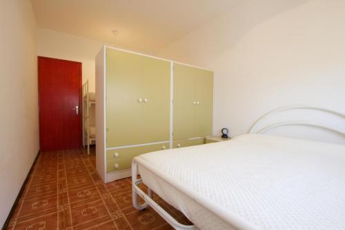 One-Bedroom Apartment image 9