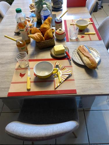 Chambre privée dans maison + petit déjeuner offert