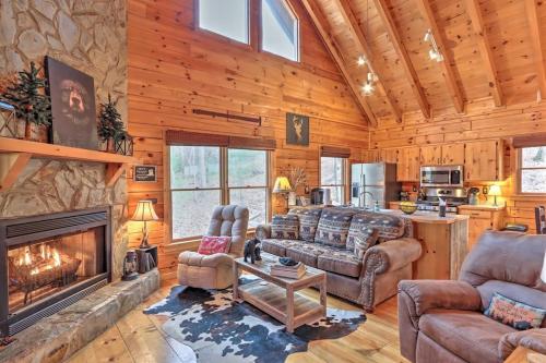Pet-Friendly Mountain Retreat Fire Pit Hot Tub in Blue Ridge, USA