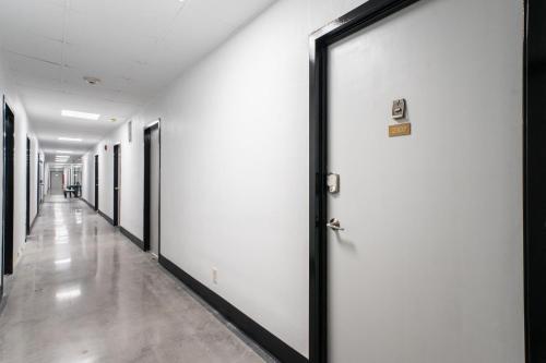21Floor-Renovated 2BR,1Bath King and Queen Bed and Parking thumb 3