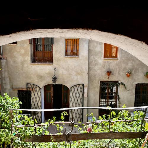 Oliva Courtyard Guesthouse