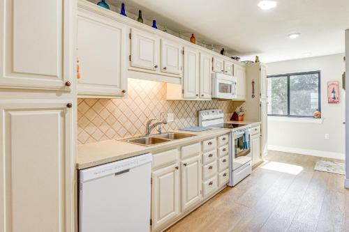 Lake Granbury Escape with Deck Fire Pit and Gazebo! - image 10