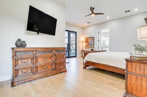 Lake Granbury Escape with Deck Fire Pit and Gazebo! - image 13