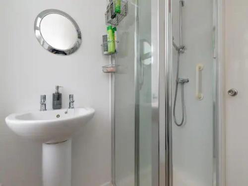 Pass the Keys Spacious Murrayfield Flat - image 13