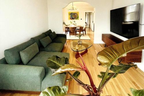 Stunning 4BD/2BA Getaway Chicago in Chicago, USA