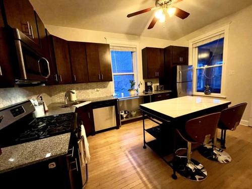 Stunning 4BD/2BA Getaway Chicago in Chicago, USA
