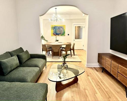 Stunning 4BD/2BA Getaway Chicago in Chicago, USA