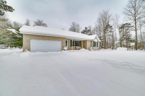 Cozy Mancelona Home Ski, Golf and Snowmobile! in Mancelona, USA