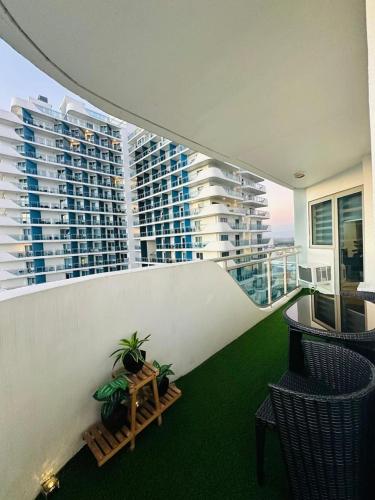 1 Bedroom - The Bali Getaway Azure North by THE BALI CORNER AT AZURE NORTH, High Floor, Big Balcony with Full View of Beach Resort Amenities, San Fernando (Foto 6)
