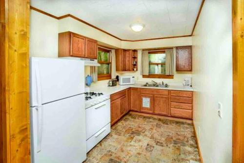 3BR Waterfront Cabin w/ Wi-Fi & Private Docks in Saint Germain, USA