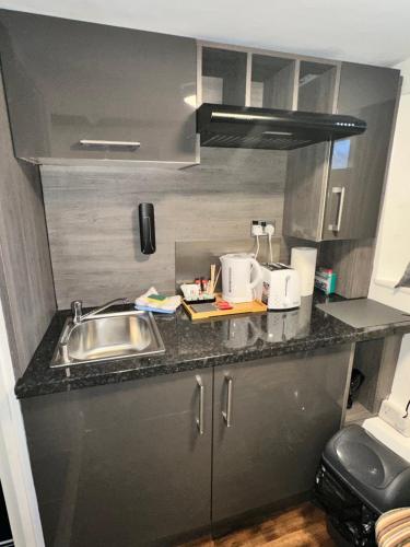 The White Lion Hotel, Church Road, Yate BS37 5BG Self-check-in FREE PARKING Walk away from the centr in Yate Central