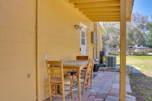 Bright Florida Abode with Covered Patio, Near Disney in Fruitland Park, USA