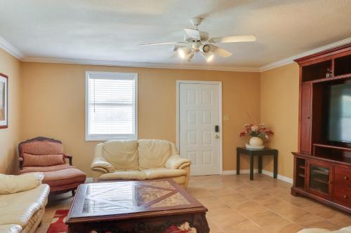 Bright Florida Abode with Covered Patio, Near Disney in Fruitland Park, USA