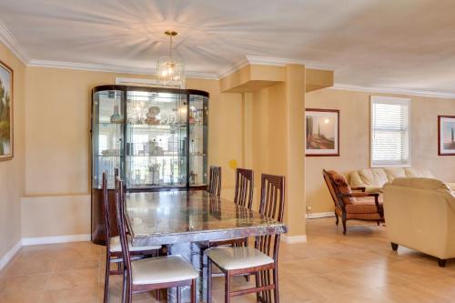 Bright Florida Abode with Covered Patio, Near Disney in Fruitland Park, USA