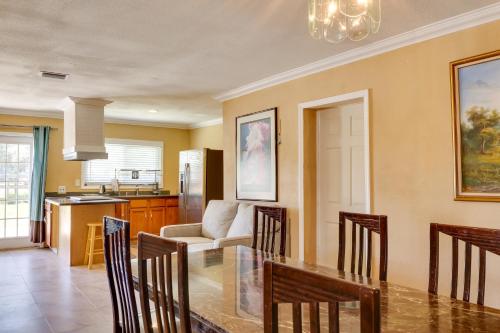 Bright Florida Abode with Covered Patio, Near Disney in Fruitland Park, USA