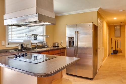 Bright Florida Abode with Covered Patio, Near Disney in Fruitland Park, USA