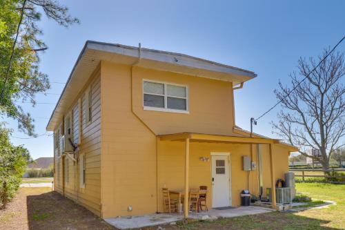 Sunny Florida Getaway with Patio, Near Disney World! in Fruitland Park, USA