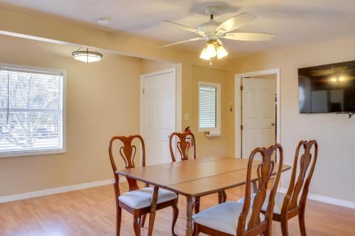 Sunny Florida Getaway with Patio, Near Disney World! in Fruitland Park, USA