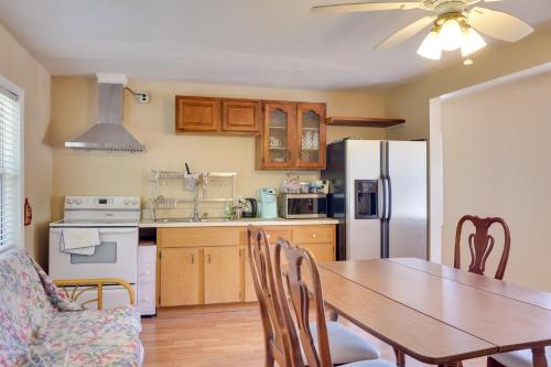 Sunny Florida Getaway with Patio, Near Disney World! in Fruitland Park, USA