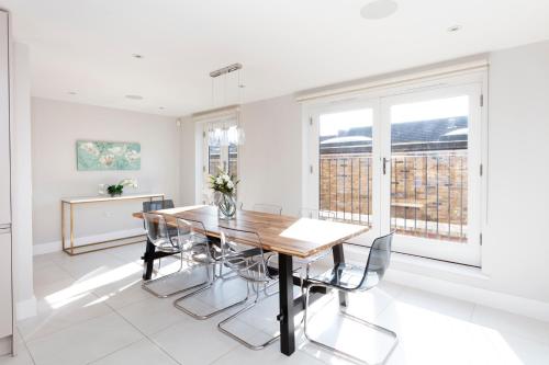 Luxurious Central Windsor Town House, Windsor (photo 9)