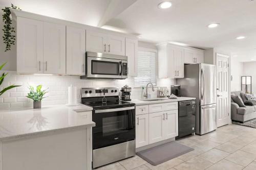 Entire House~Huge Backyard~Sleeps 5~ 3 beds 2 bath in Tampa, USA