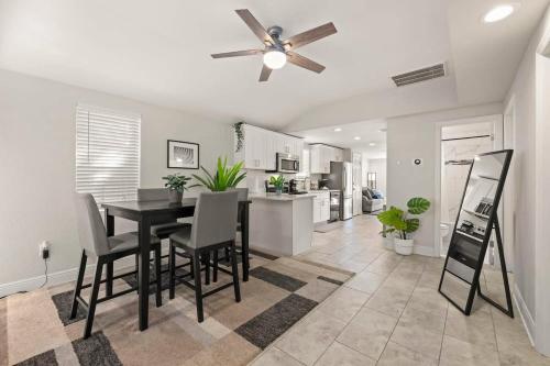 Entire House~Huge Backyard~Sleeps 5~ 3 beds 2 bath in Tampa, USA