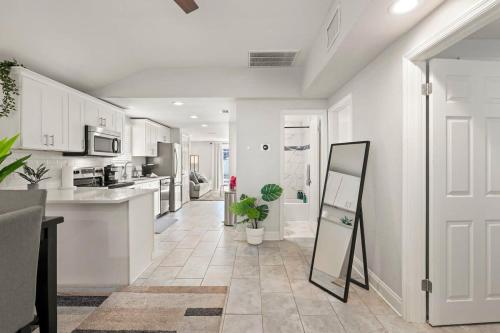 Entire House~Huge Backyard~Sleeps 5~ 3 beds 2 bath in Tampa, USA