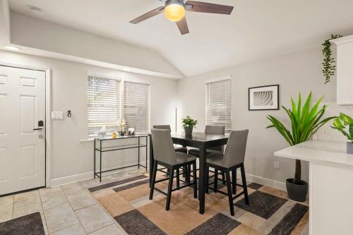 Entire House~Huge Backyard~Sleeps 5~ 3 beds 2 bath in Tampa, USA