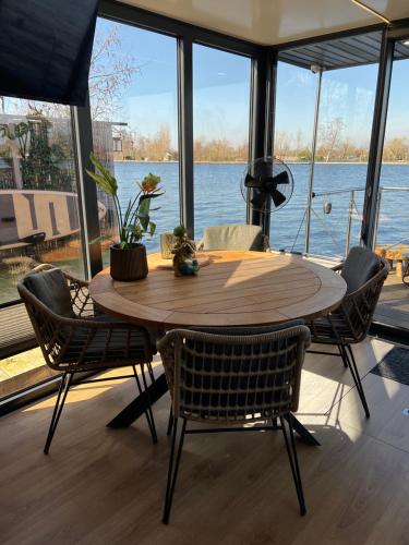 NEW - Little Asia - Stunning Boathouse on a lake Near Amsterdam with Sauna in Baambrugse Zuwe