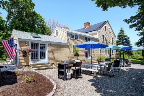 1670 Farmhouse near beach with hot tub & sauna