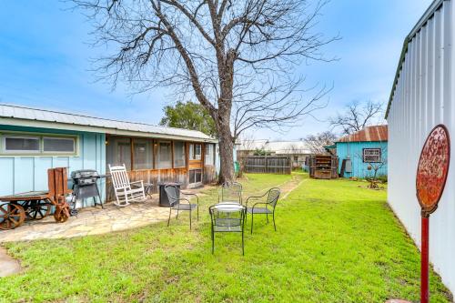 Fifties Diner-Style Llano Home with Shared Fire Pit in Llano, USA