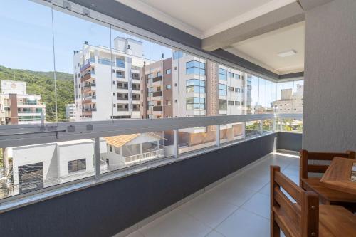 518 - Apartamento com 3 quartos em Bombas, Bombas