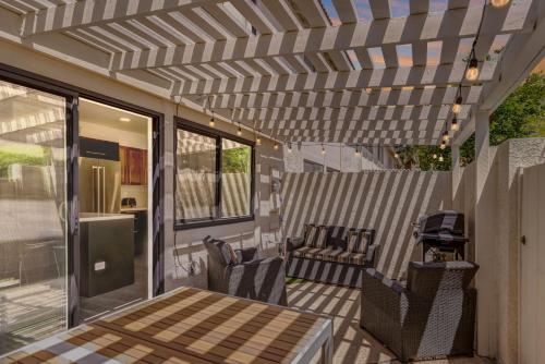 \\Golf and Couples Oasis// Midcentury w/6 Pools Hot Tub in Cathedral City