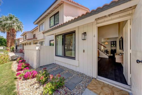 \\Golf and Couples Oasis// Midcentury w/6 Pools Hot Tub in Cathedral City