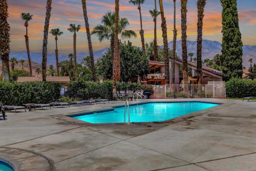 \\Golf and Couples Oasis// Midcentury w/6 Pools Hot Tub in Cathedral City