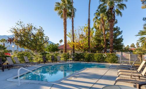 \\Golf and Couples Oasis// Midcentury w/6 Pools Hot Tub in Cathedral City