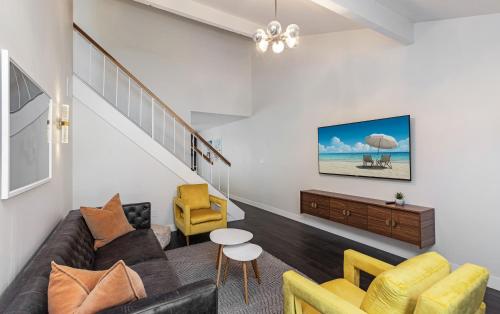 \\Golf and Couples Oasis// Midcentury w/6 Pools Hot Tub in Cathedral City
