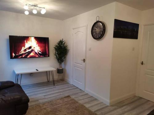 Newly Renovated Cosy 1 bed flat, 4 minutes walk to Town Centre, 3 minutes walk to the train station, Free parking, Modern, fresh and spacious living room, Netflix ready smart TV, Wifi - Apartment - Wellingborough