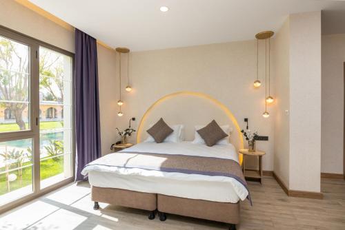 Double Room with Pool View image 1