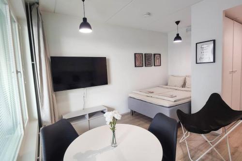Lovely peaceful studio - close to airport, free parking